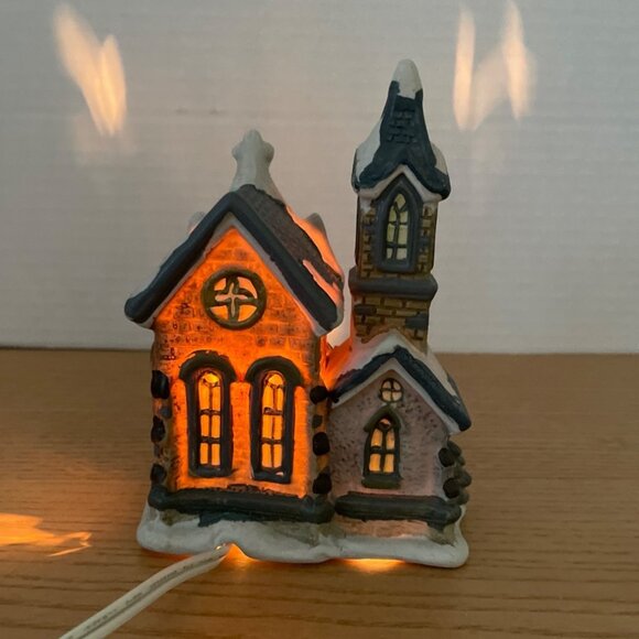Vtg Cobblestone Corners Christmas Village Church 2001 Lighted 5.5 Inch Ceramic - Picture 3 of 7